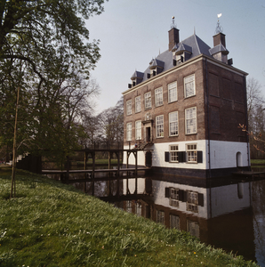842195 Gezicht op de zij- en de voorgevel van het huis Oudegein (Oudegein 1) te Nieuwegein.